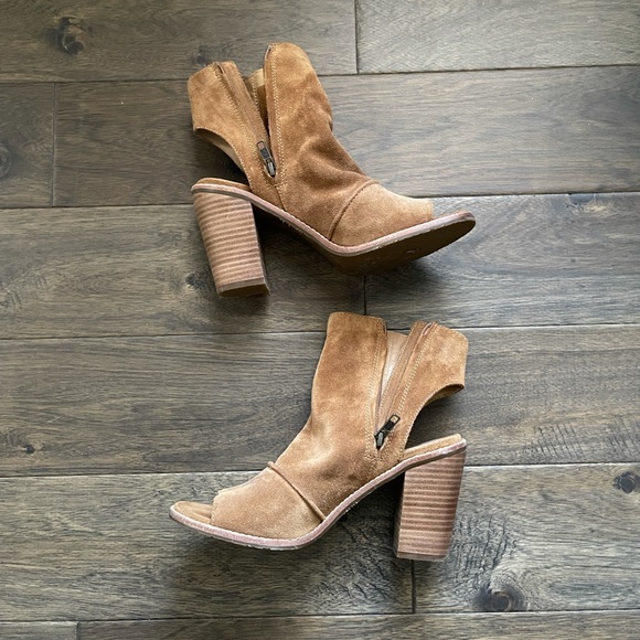 Women’s opened-toed Suede UGG heeled boot. Gently worn. WMNS size 9. - Picture 2 of 7